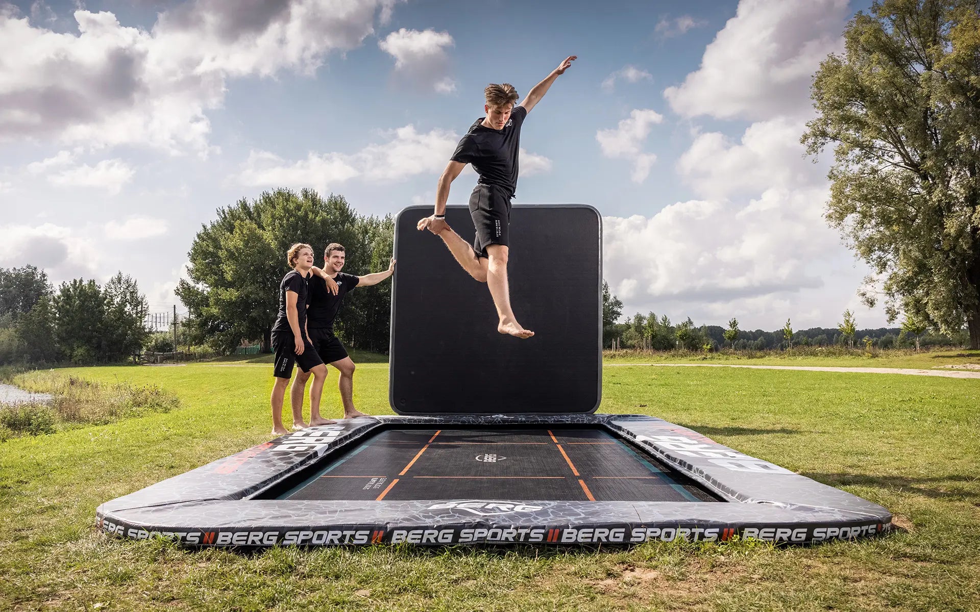 BERG SPORTS Ultim Pro Bouncer FlatGround 500 + AeroWall